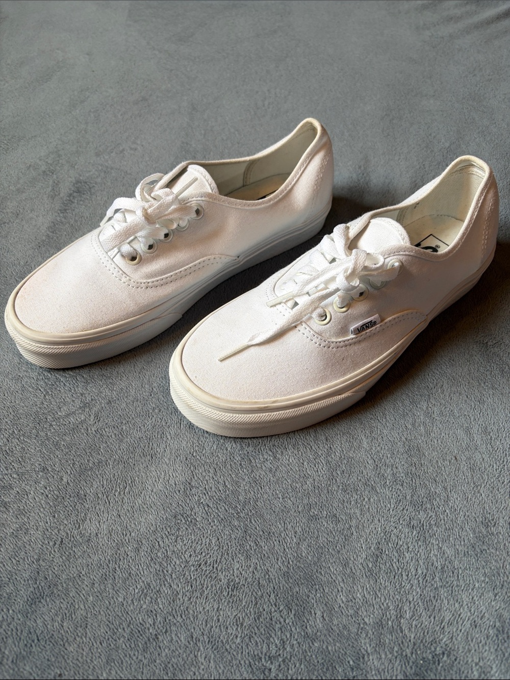 Vans Classic Authentic Low-Top Canvas Sneakers in White Size 8M/9.5W